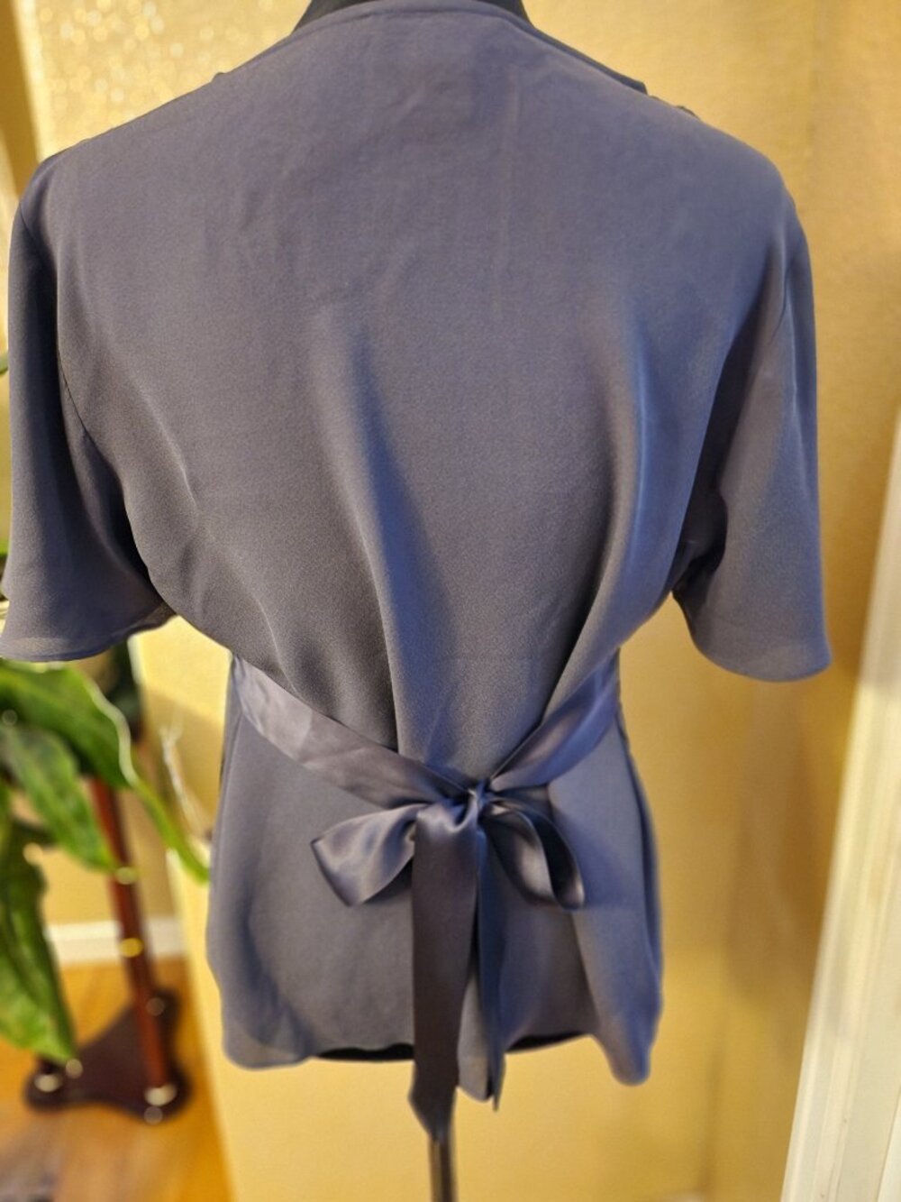 NWT Nine West 100% Silk Faux Wrap Empire Tie Back Flutter Sleeve Top L Charcoal - Picture 4 of 12
